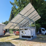Panneaux solaires photovoltaïques associés à un groupe électrogène et une solution de stockage d'énergie.