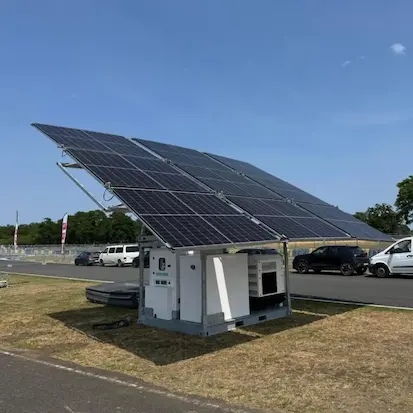 Centrale d'énergie hybride Revolt Energy Green déployée sur le circuit du Mans, combinant stockage batterie et panneaux solaires.