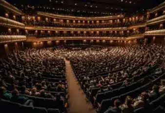 Vue d'une salle de spectacle comble avec plusieurs balcons, illustrant les besoins énergétiques des grands événements culturels Revolt Energy Green.