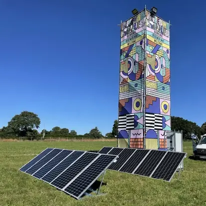 Installation de panneaux photovoltaïques Revolt Energy Green pour l'alimentation électrique du festival des Vieilles Charrues.