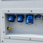 Vue rapprochée des connecteurs industriels bleus PC1, PC2, PC3 et PC4 d'un pack batterie Revolt Energy Green
