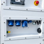 Compartiment technique complet d'un pack batterie Revolt Energy Green avec disjoncteur, arrêt d'urgence et connecteurs de sortie