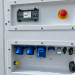 Détail du bornier de raccordement PC1 à PC4 et de l'arrêt d'urgence d'un pack batterie Revolt Energy Green