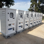 Alignement de packs batteries Revolt Eenrgy Green prêts à être déployés