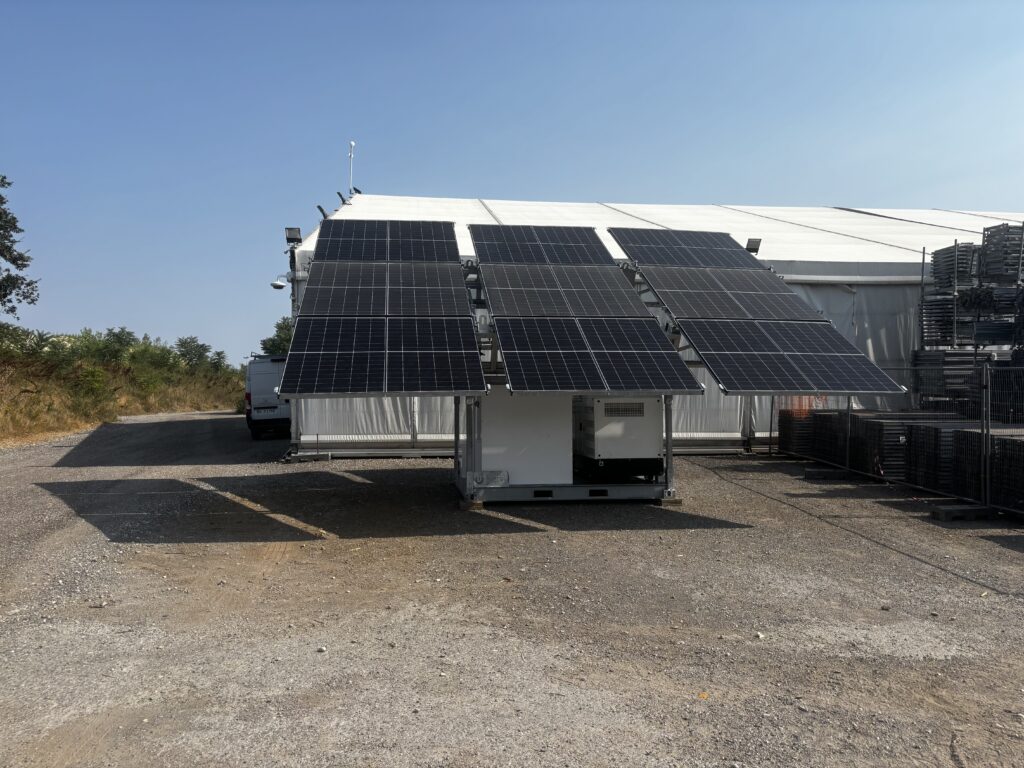 Installation photovoltaïque avec panneaux solaires et solution de stockage d'énergie Revolt Energy Green.