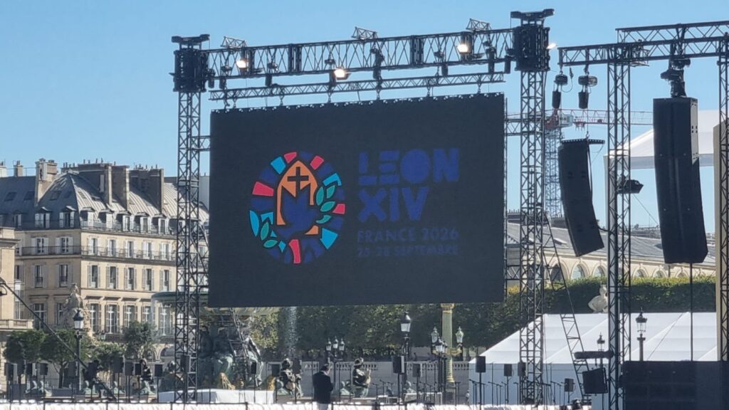Écran géant de l'événement du pape Léon XIV à Paris