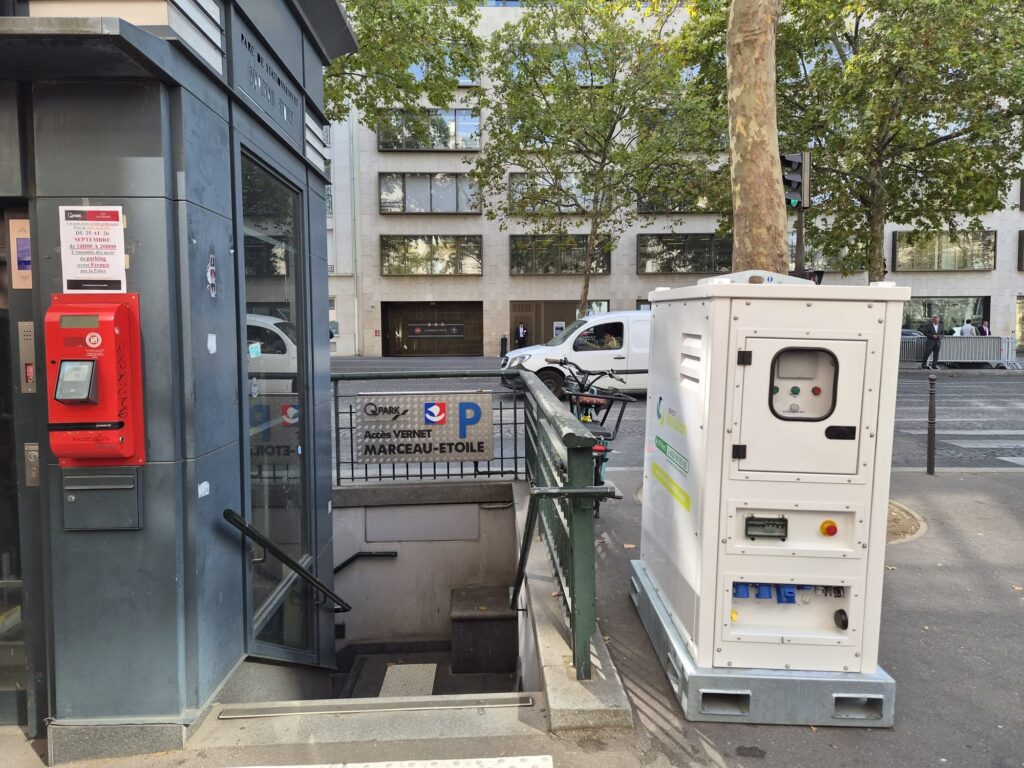 Pack batterie Revolt Energy Green installé près de l'Arc de Triomphe à Paris