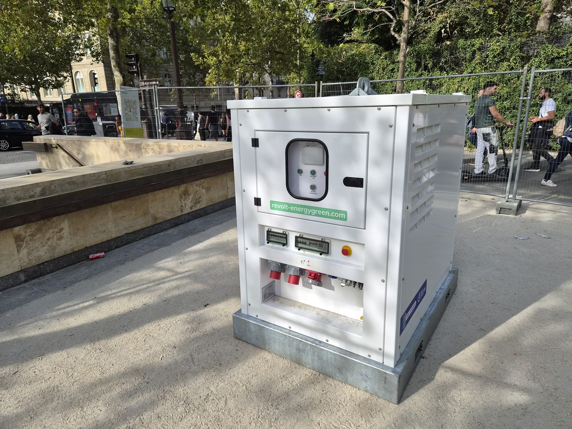 Pack batterie Revolt Energy Green installé à Paris pour la visite du pape Léon XIV