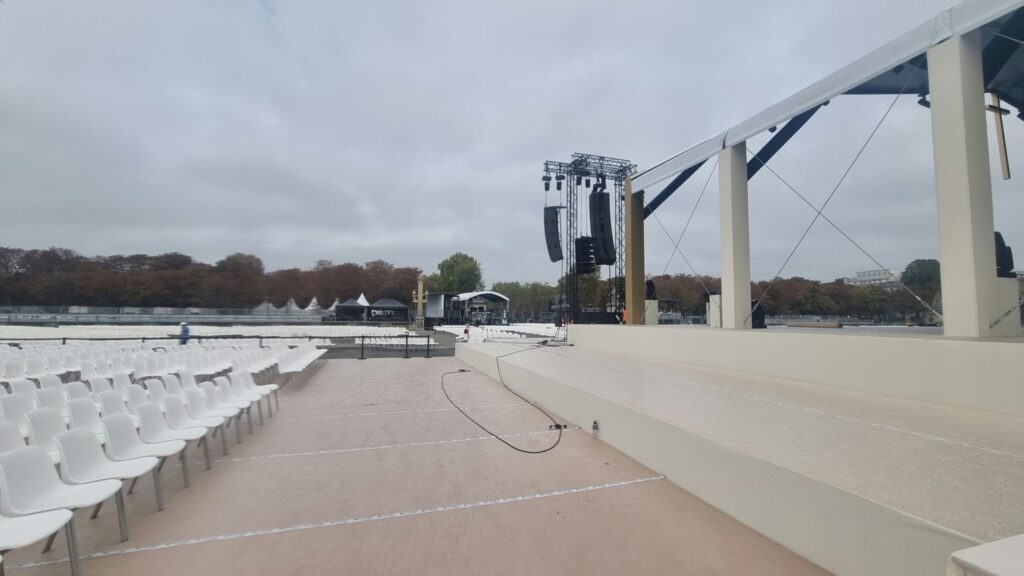 Installation d'une scène et de sièges pour un événement en plein air