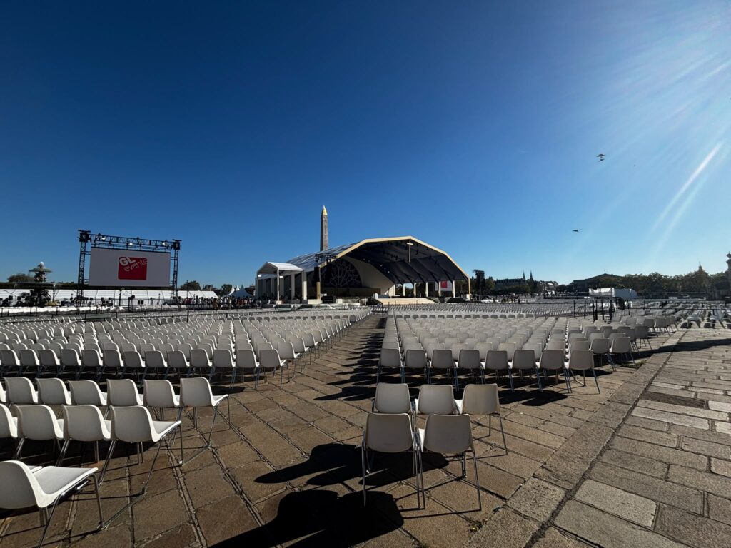 Installation événementielle avec scène et sièges sur la place de la Concorde à Paris